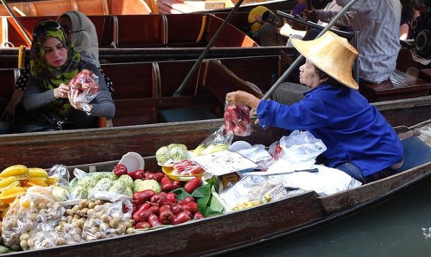 damnoen saduak floating market Wat Arun in Bangkok, Thailand